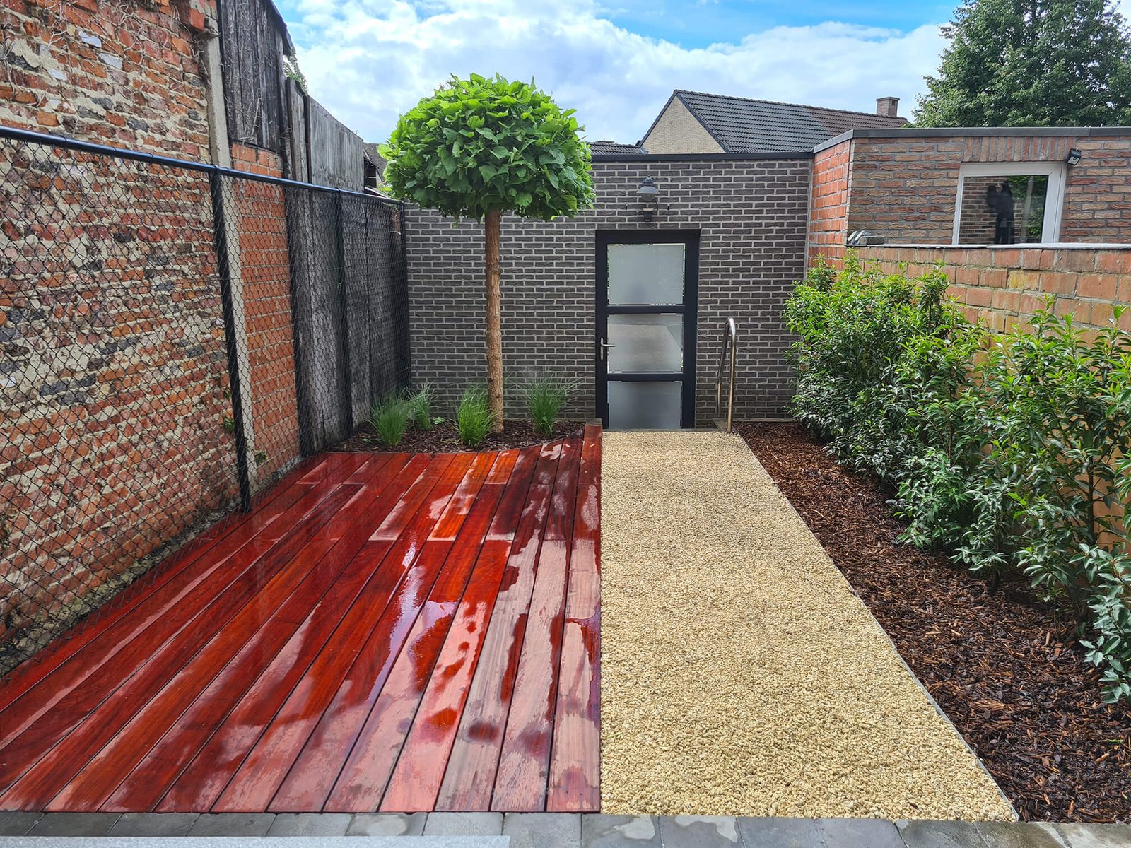 Tuinrealisatie door Jardim — poolhouse en gazon