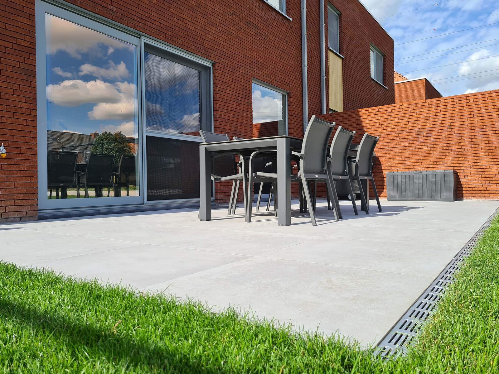 Tuinrealisatie door Jardim — voortuin met gabions