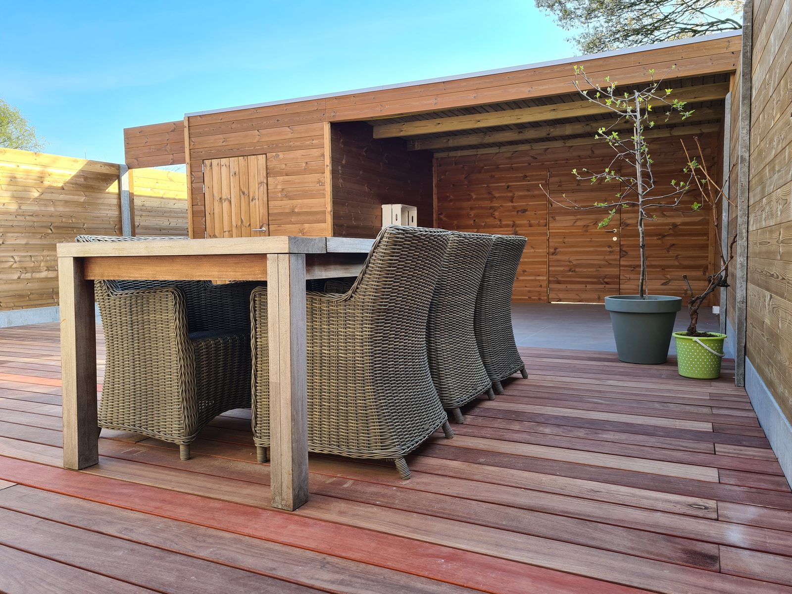 Tuinrealisatie door Jardim — poolhouse en gazon